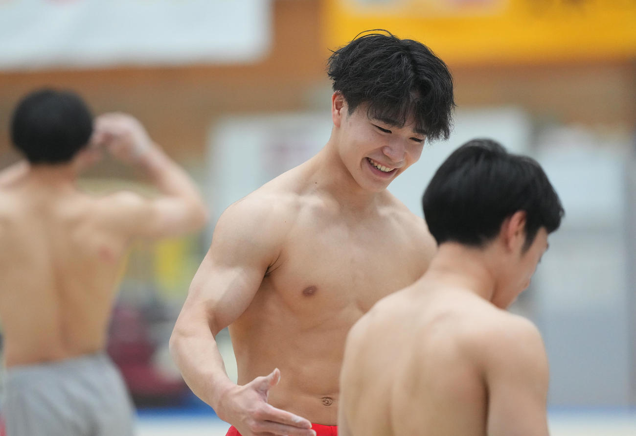 男子体操強化合宿に参加し、笑顔で練習をする岡（中央）（撮影・菅敏）