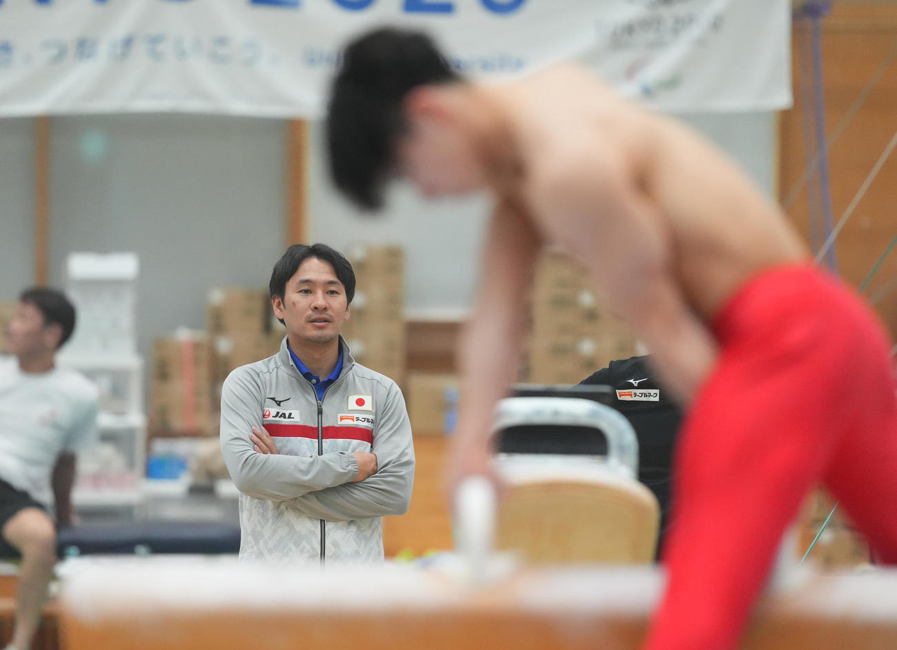 男子体操強化合宿で練習をする岡（手前）を見つめる村田本部長（撮影・菅敏）