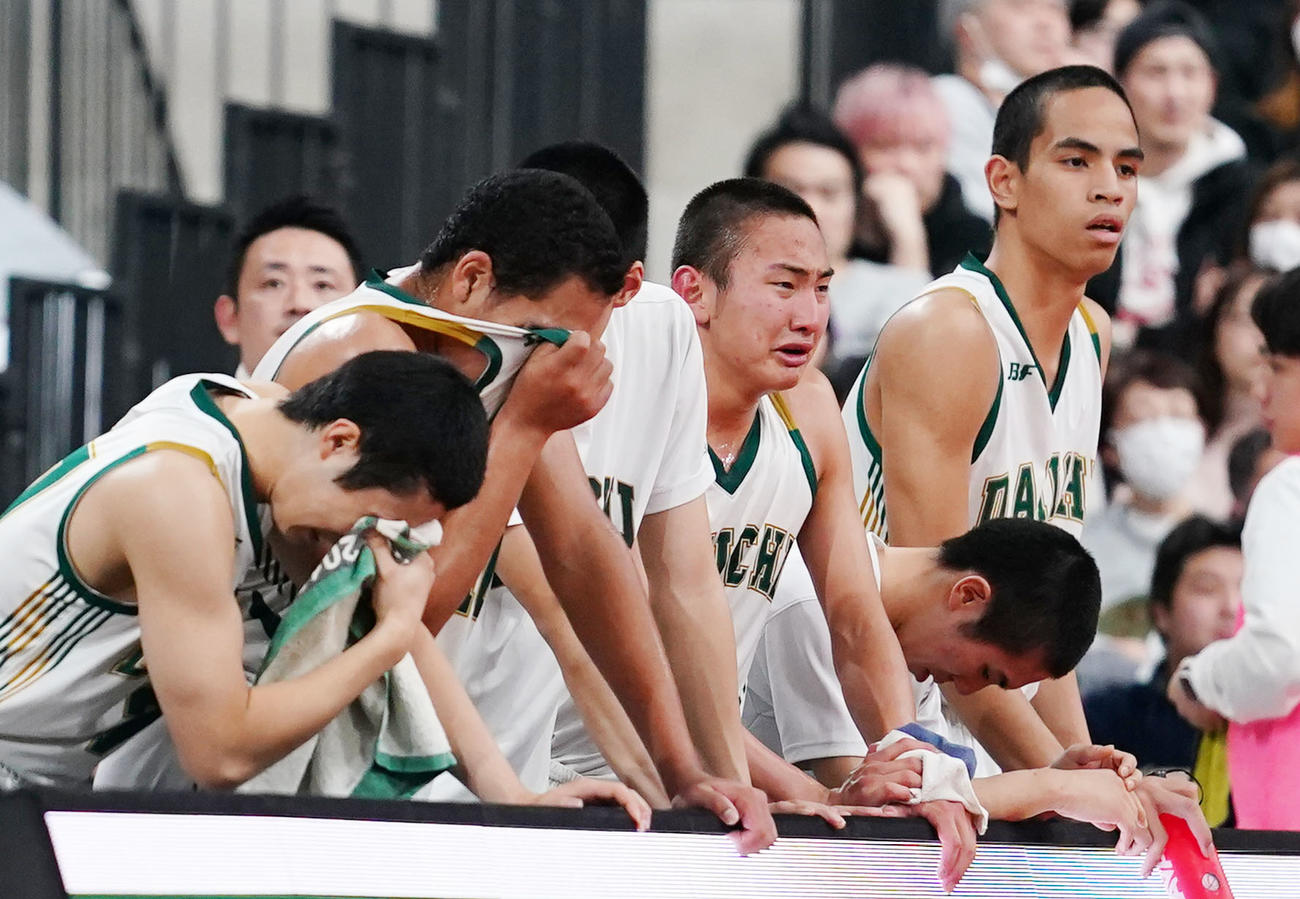 福岡第一対鳥取城北　第4Q、試合終了が迫りベンチで涙する福岡第一の選手たち（撮影・横山健太）