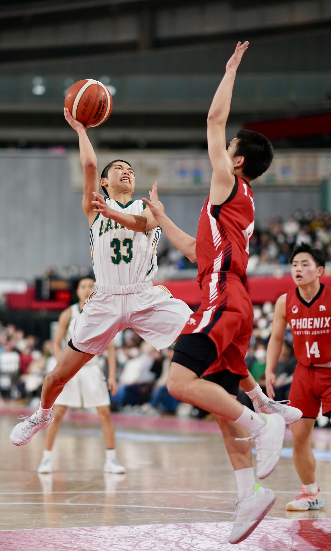 福岡第一対鳥取城北　第3Q、シュートを決める福岡第一・宮本聡（撮影・横山健太）