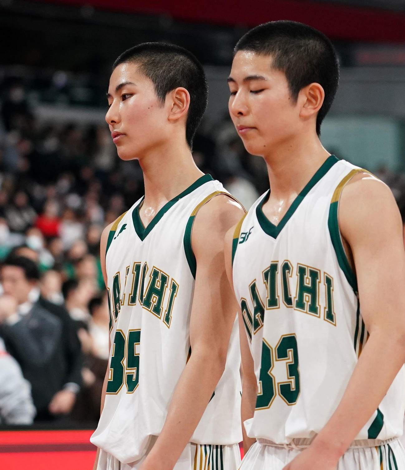 福岡第一対鳥取城北　準決勝で敗れ引き揚げる福岡第一・宮本聡（右）と宮本耀の双子コンビ（撮影・横山健太）