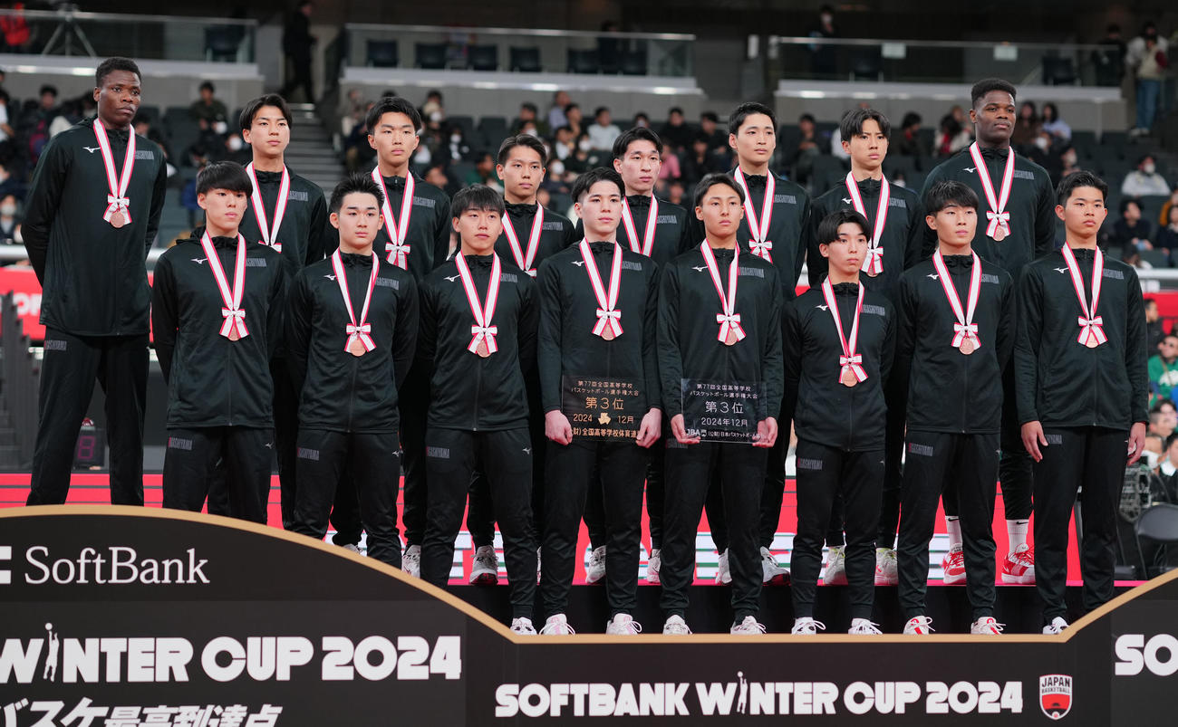 男子準決勝　3位となった東山の選手たち（撮影・横山健太）