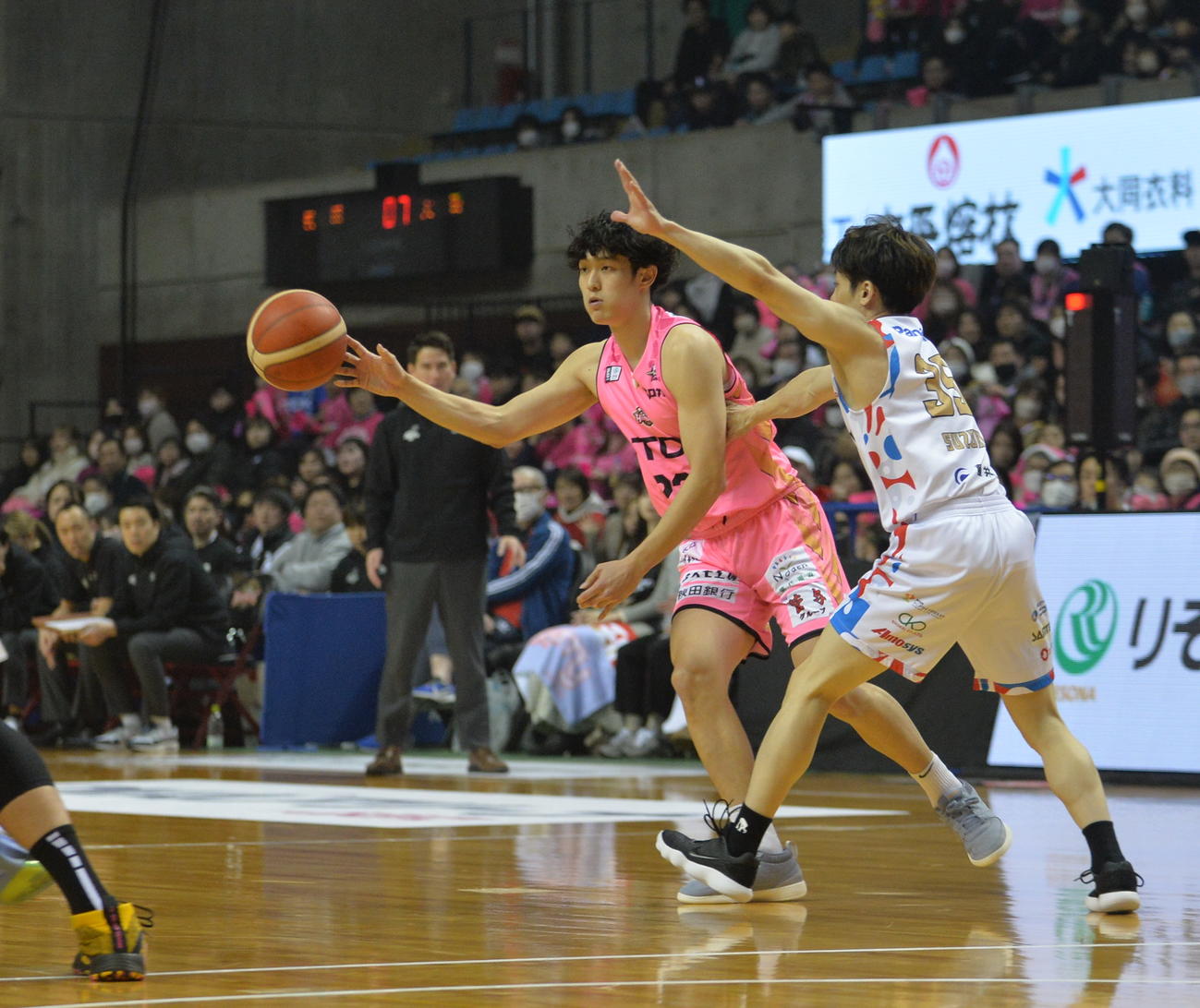 秋田対大阪　パスを送るB1秋田・内藤（左）（撮影・浜本神威）