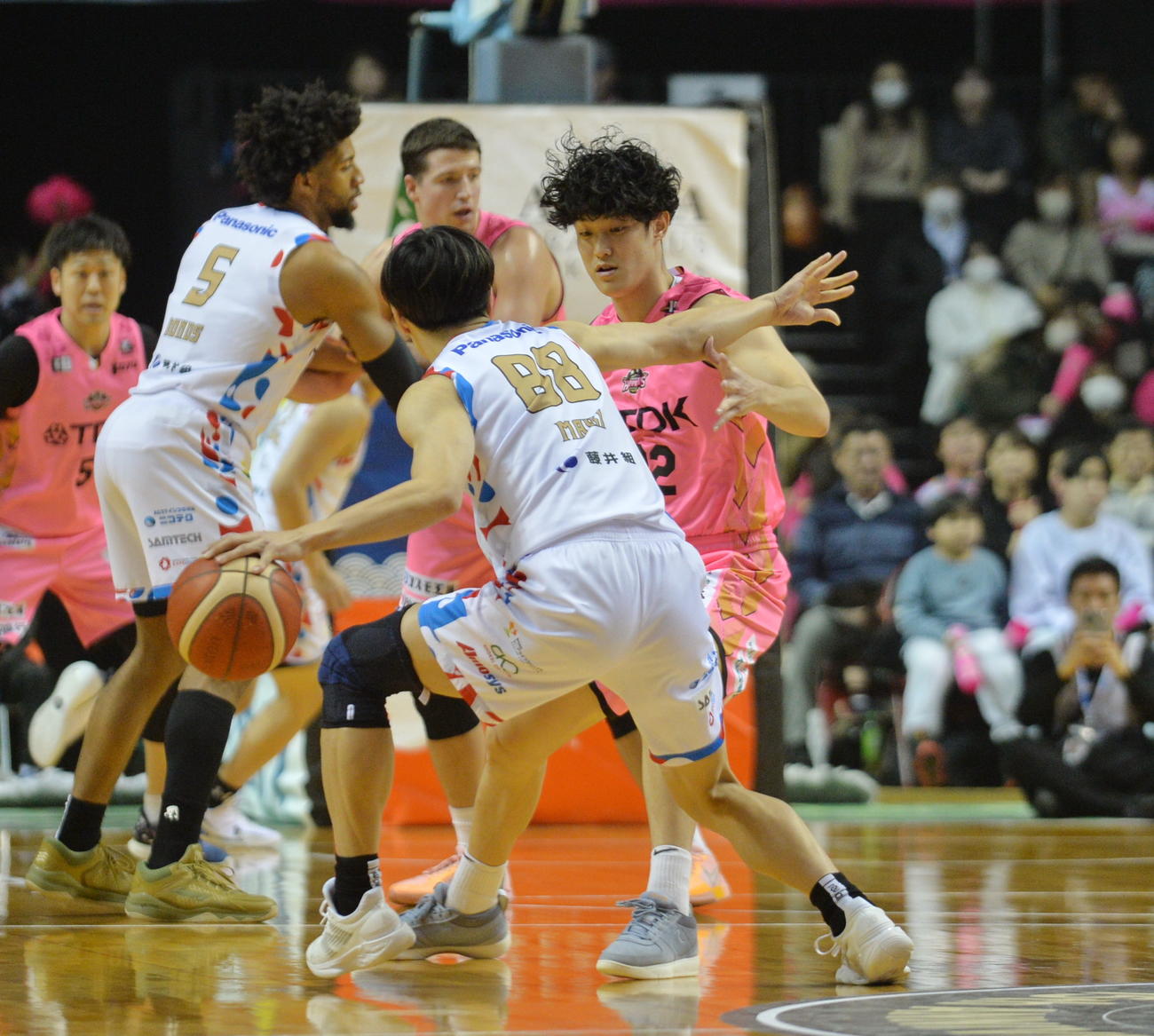 秋田対大阪　ディフェンスするB1秋田・内藤（奥）（撮影・浜本神威）