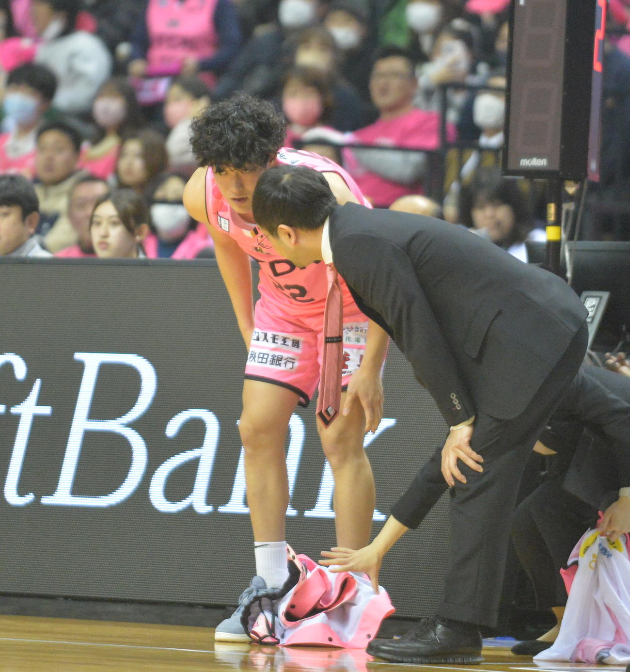 秋田対大阪　第1Q残り4分13秒でコートに入るB1秋田・内藤（左）（撮影・浜本神威）