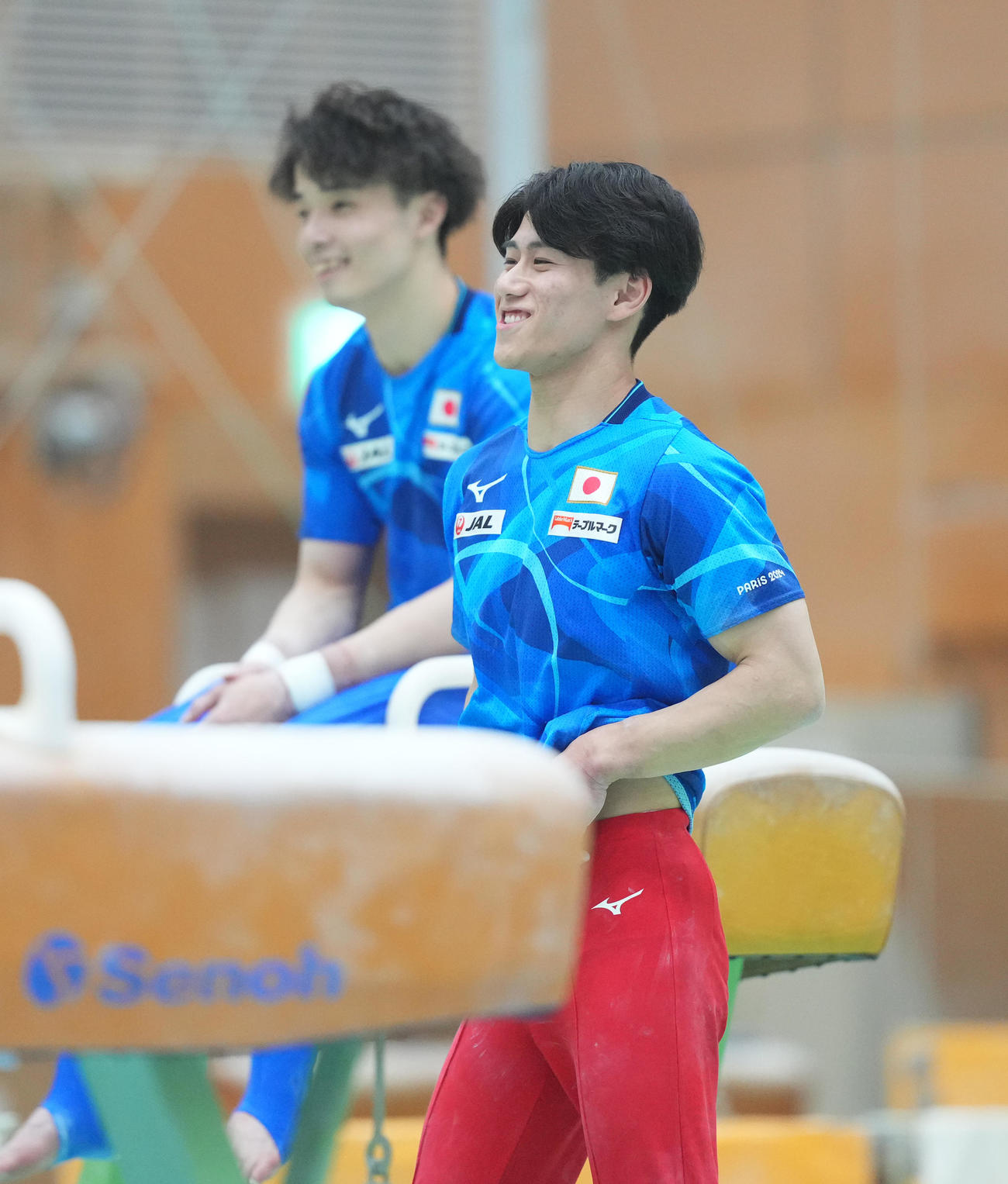 男子体操強化合宿に参加し、笑顔で練習をする橋本と杉野（後方）（撮影・菅敏）