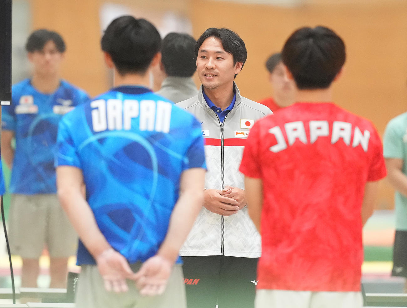 男子体操強化合宿で選手たちに指示を出す村田本部長（中央）。左端は橋本（撮影・菅敏）