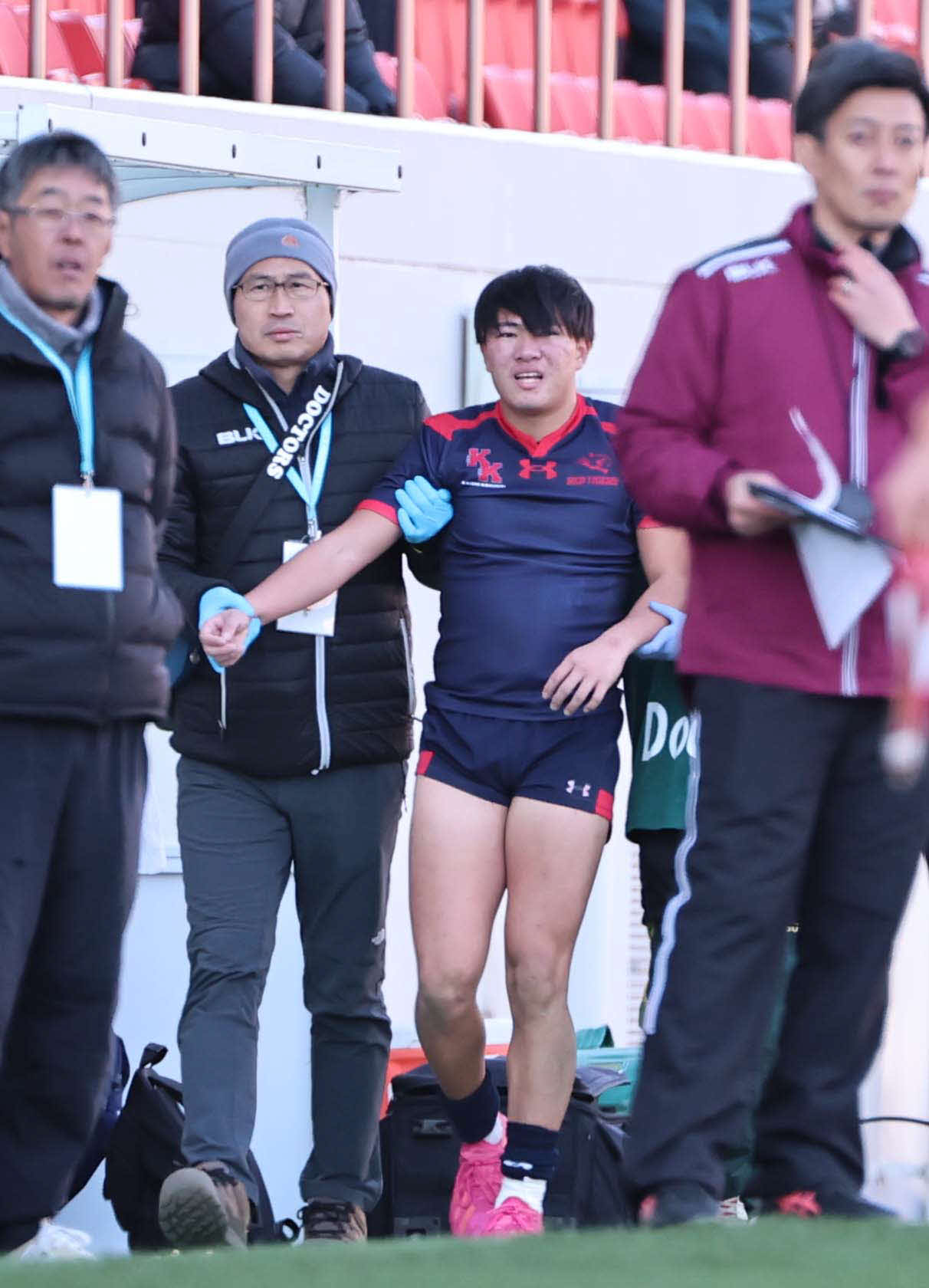 開志国際対昌平　後半、負傷交代した開志国際・村山主将（撮影・上田博志）
