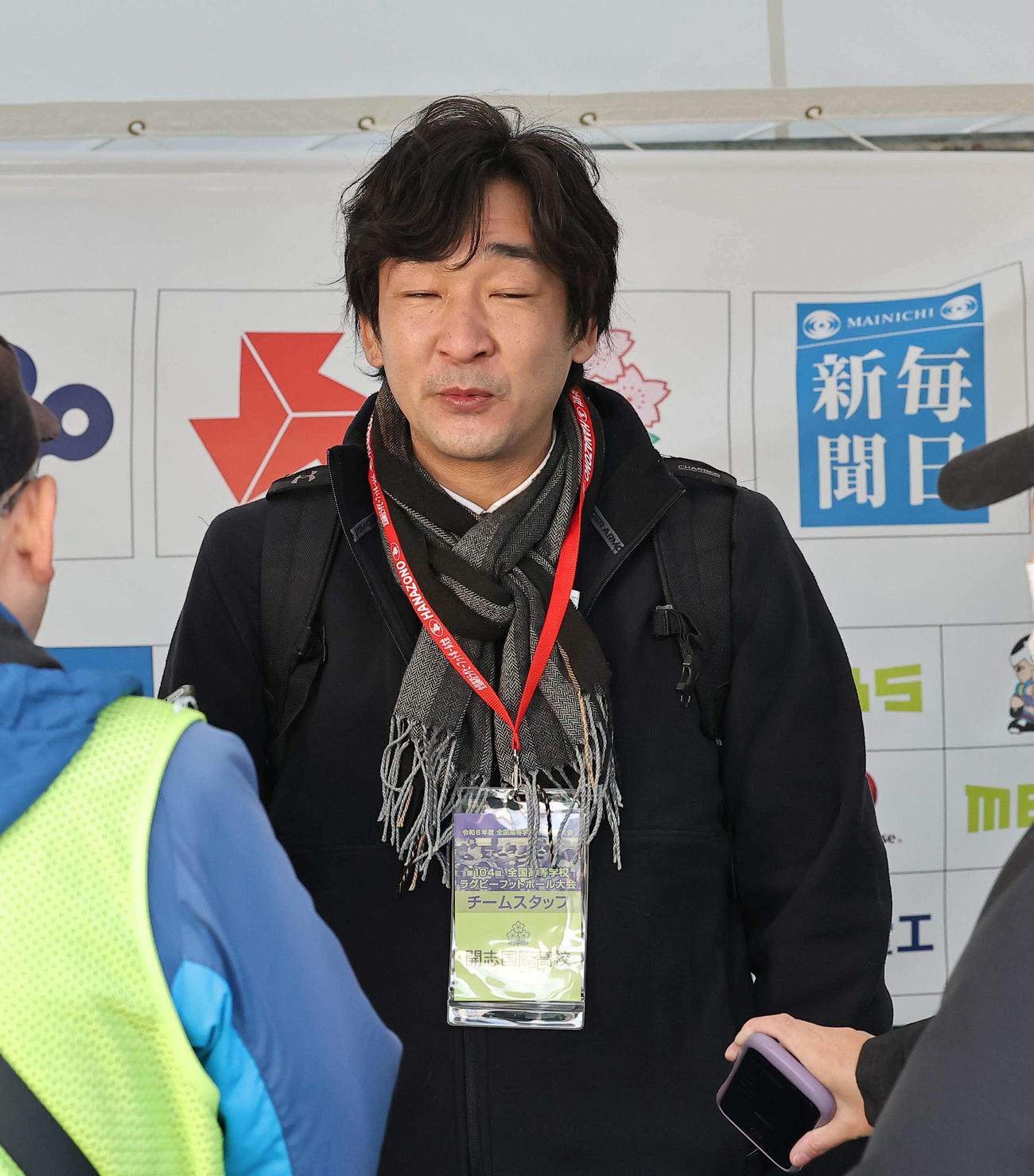 開志国際対昌平　取材を受ける開志国際・高橋監督（撮影・上田博志）
