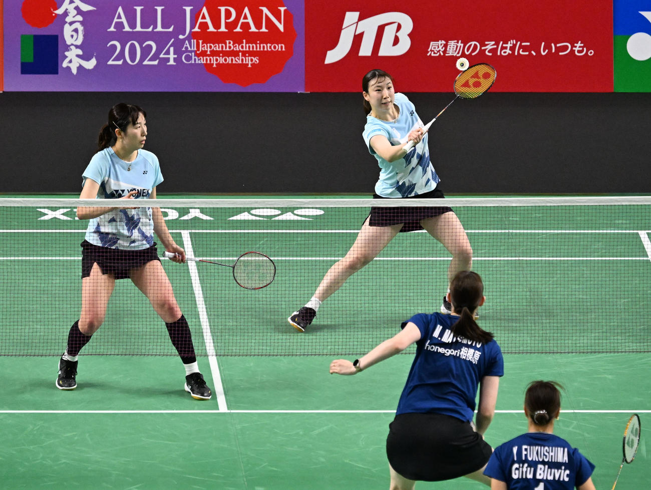 女子ダブルス準決勝　プレーする五十嵐（奥右）、桜本（同左）組（撮影・千葉一成）