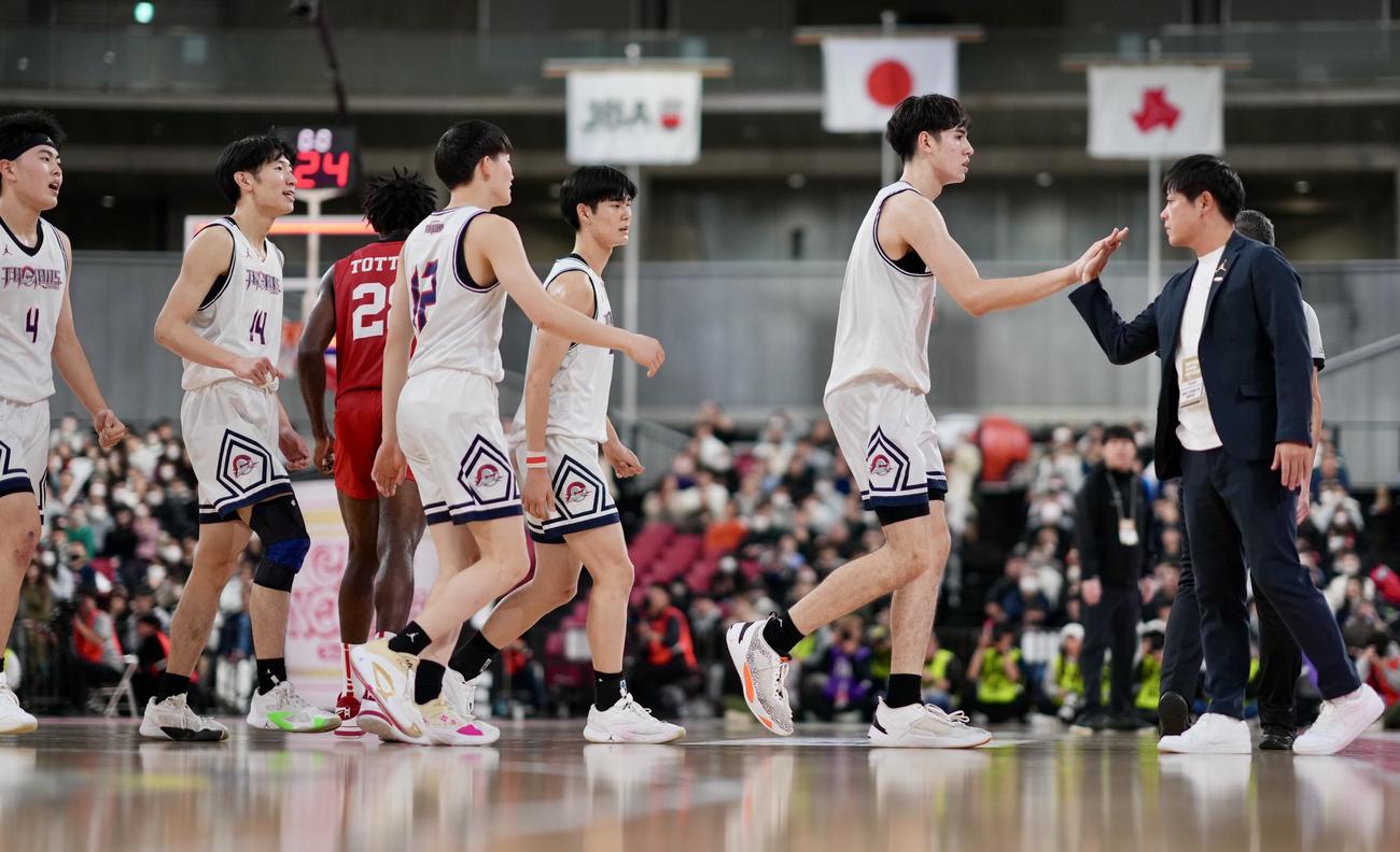 福岡大大濠対鳥取城北　第2Qを終え引きあげる福岡大大濠の選手たち（撮影・横山健太）