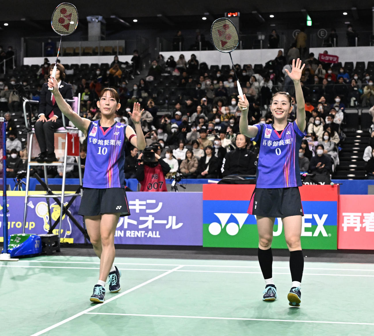 女子ダブルス準決勝　大竹望月、高橋美優組を制して決勝進出決め、客席の声援に応える志田（右）、松山組（撮影・千葉一成）