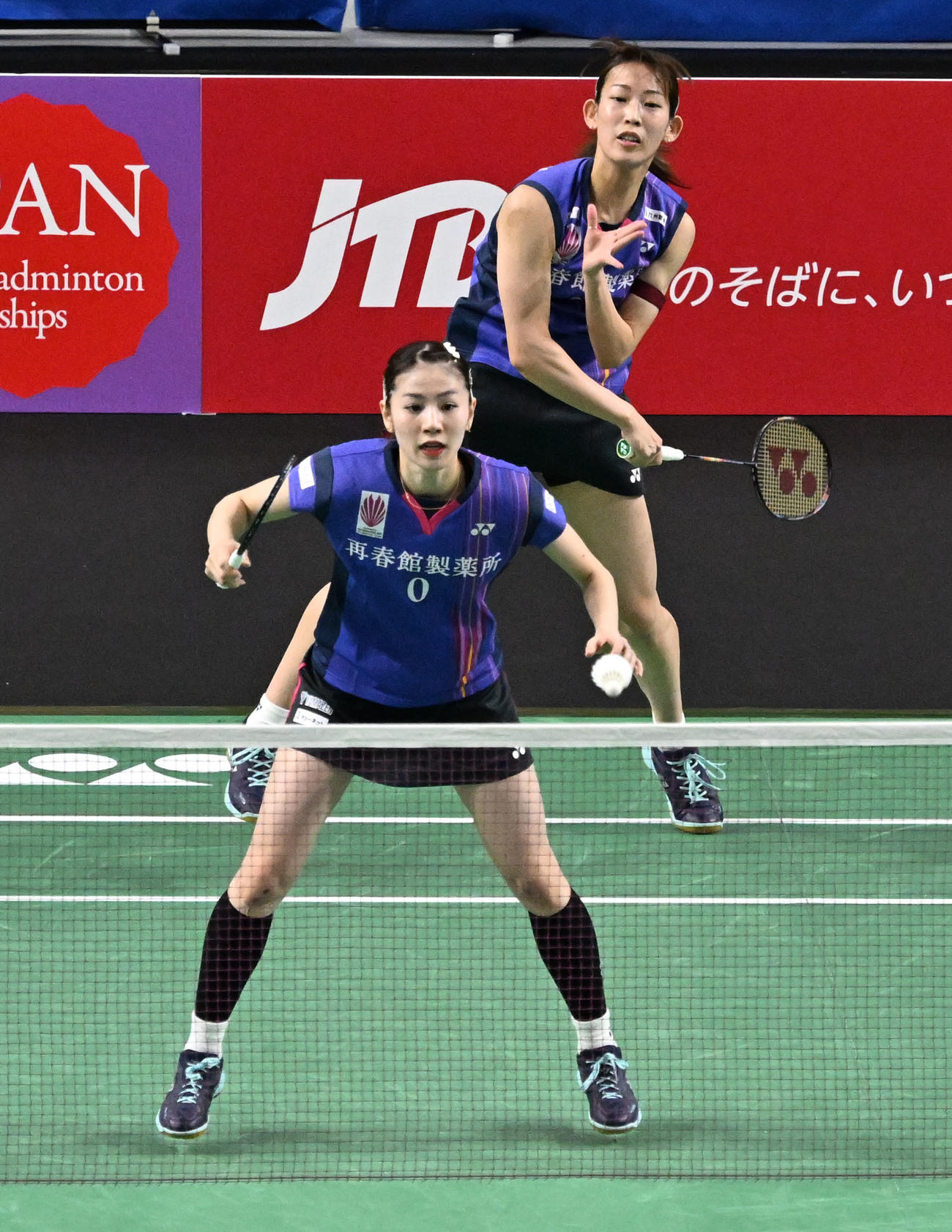 女子ダブルス準決勝　プレーする志田（手前）、松山組（撮影・千葉一成）
