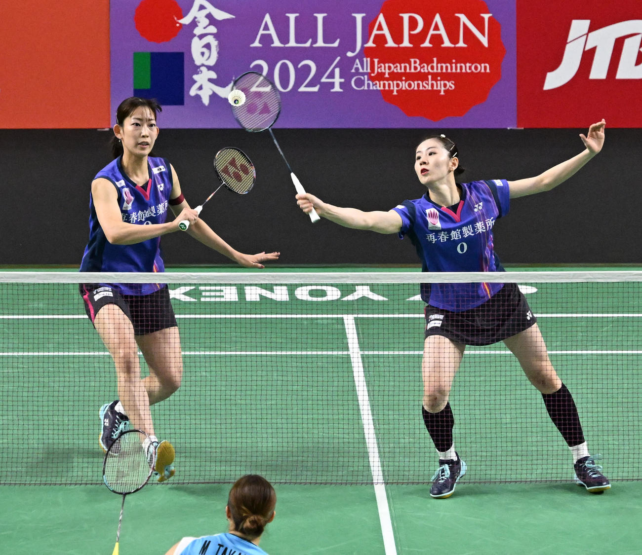 女子ダブルス準決勝　プレーする志田（右）、松山組（撮影・千葉一成）