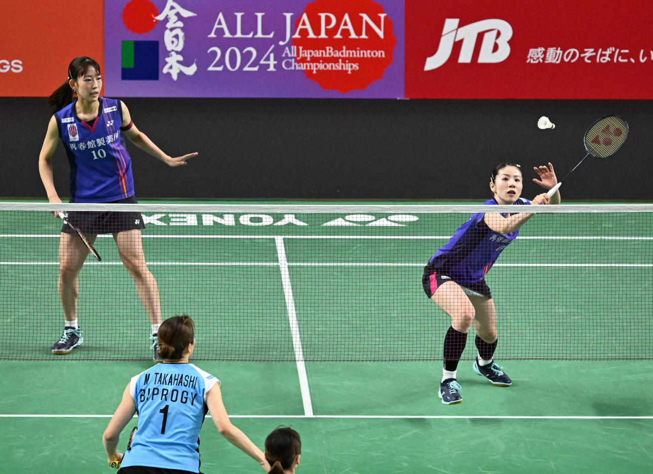 女子ダブルス準決勝　プレーする志田（右）、松山組（撮影・千葉一成）