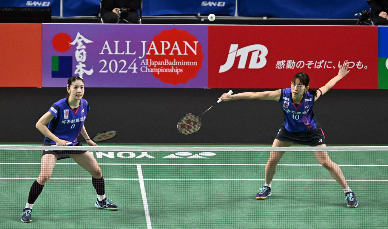 女子ダブルス準決勝　プレーする志田（左）、松山組（撮影・千葉一成）
