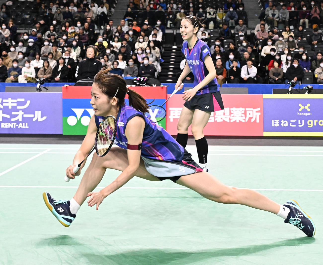 女子ダブルス準決勝　プレーする志田（奥）、松山組（撮影・千葉一成）