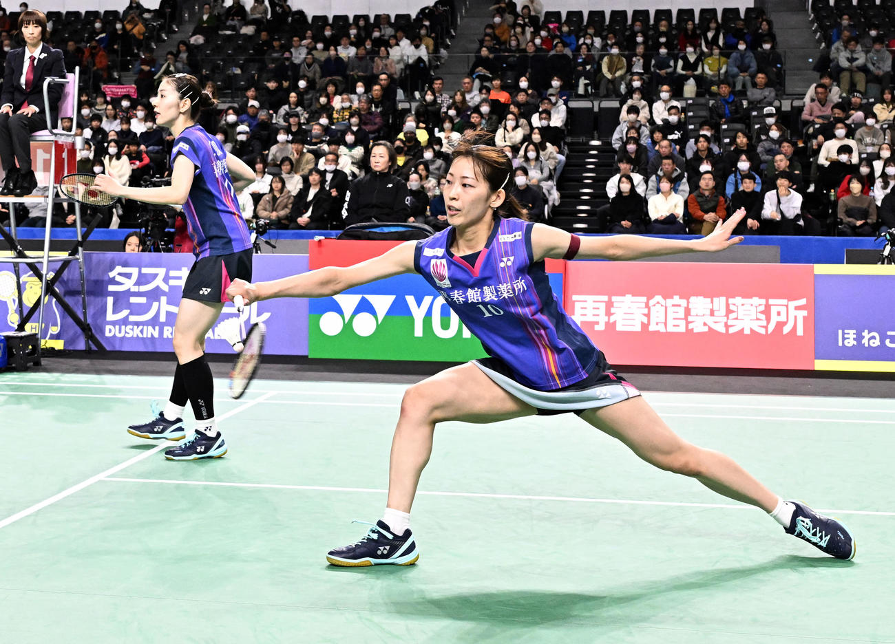 女子ダブルス準決勝　プレーする志田（左）、松山組（撮影・千葉一成）