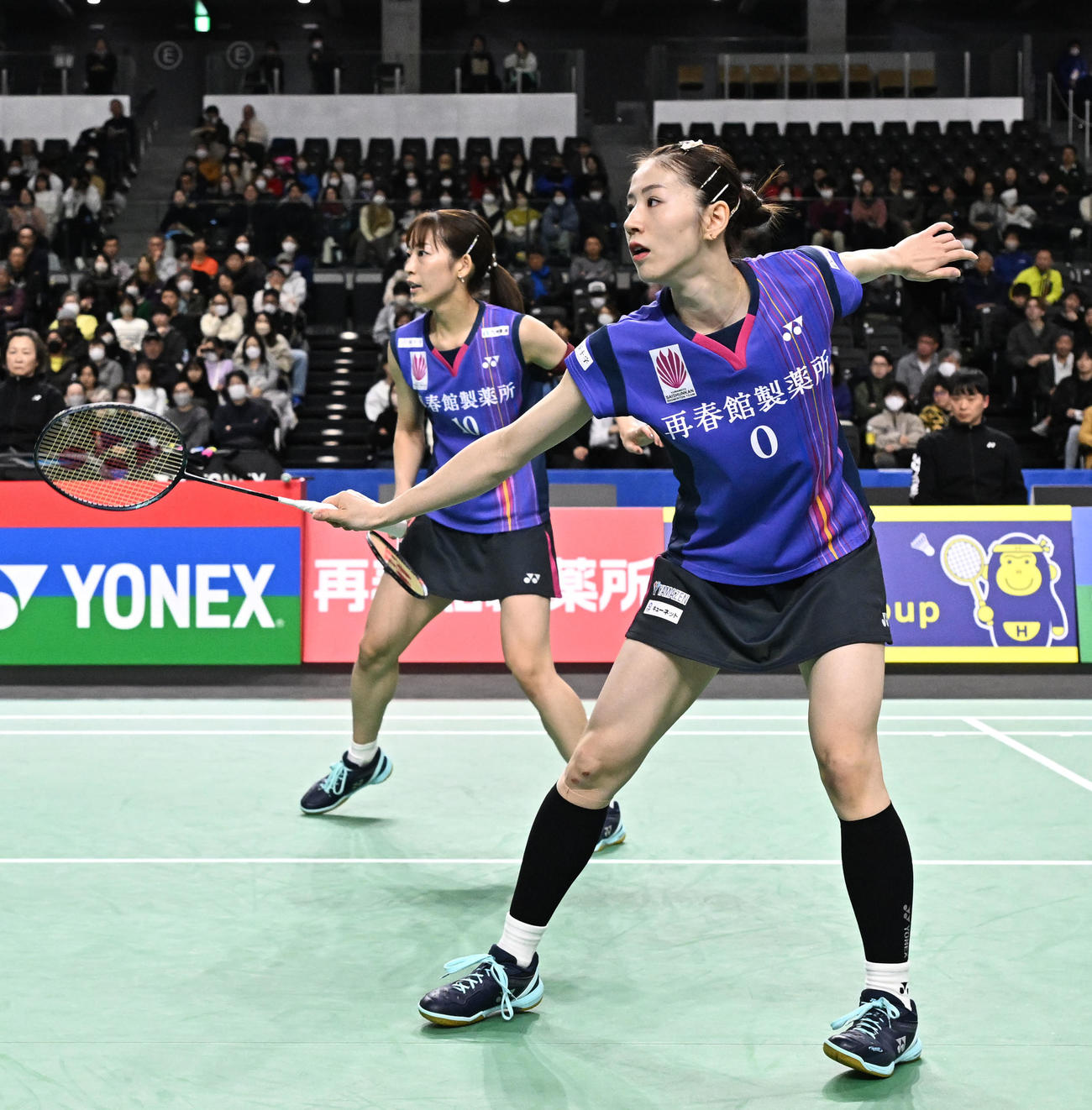 女子ダブルス準決勝　プレーする志田（手前）、松山組（撮影・千葉一成）