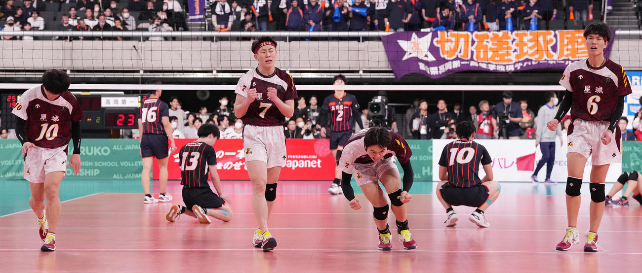 星城対高岡第一　高岡第一に勝利し、喜ぶ星城の選手たち（撮影・鈴木みどり）