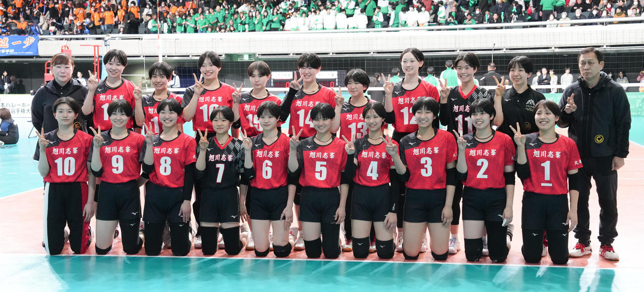 八王子実践対札幌志峯　試合前、記念撮影に納まる札幌志峯の選手たち（撮影・鈴木みどり）