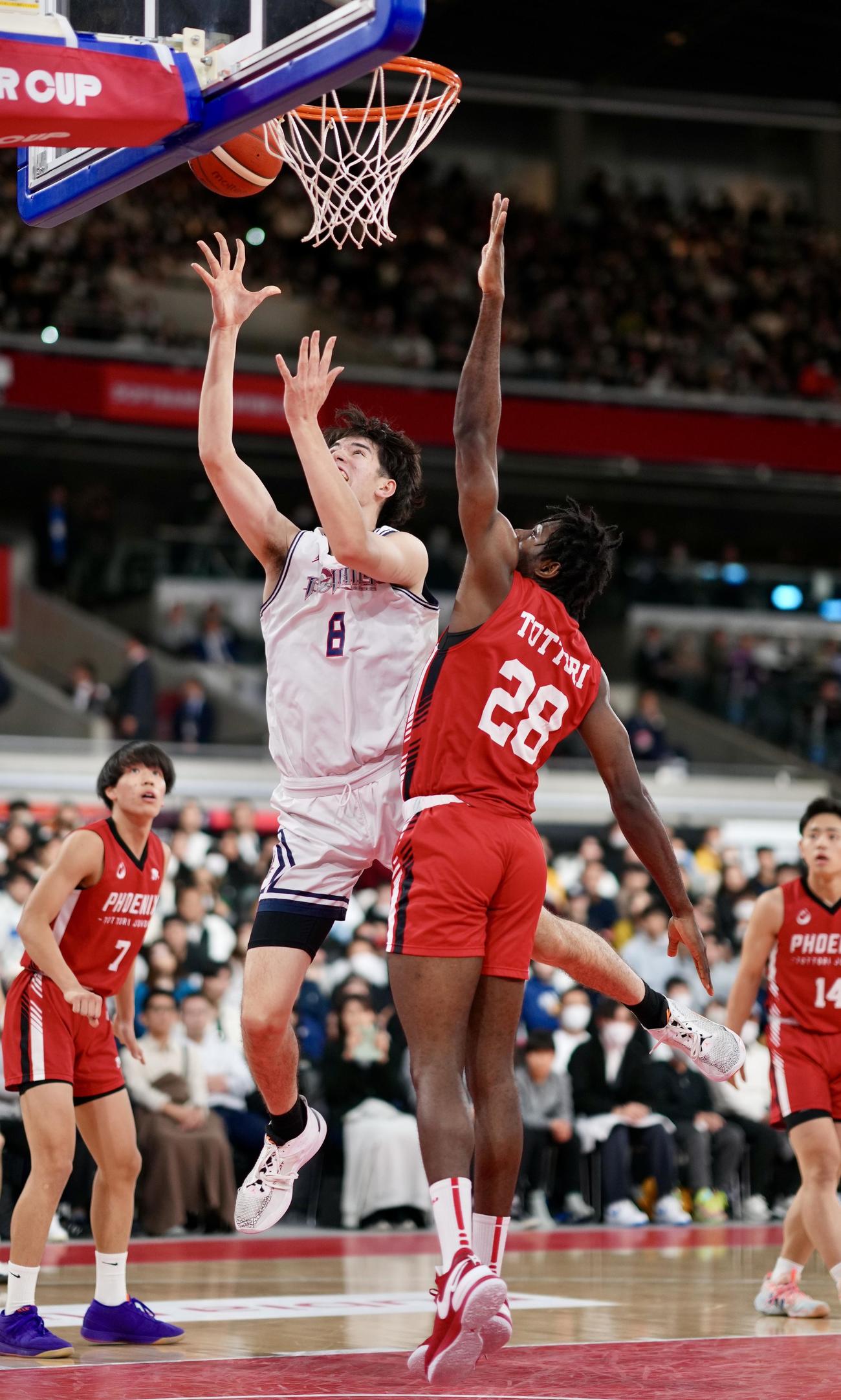福岡大大濠対鳥取城北　第1Q、ゴールを決める福岡大大濠・渡辺怜音。右は鳥取城北・ハロルド・アズカ（撮影・横山健太）