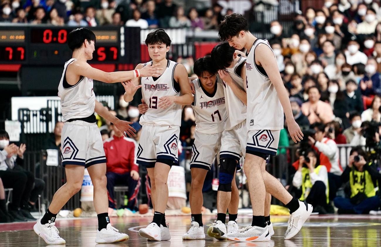 福岡大大濠対鳥取城北　優勝を果たし涙を流す福岡大大濠の選手たち（撮影・横山健太）