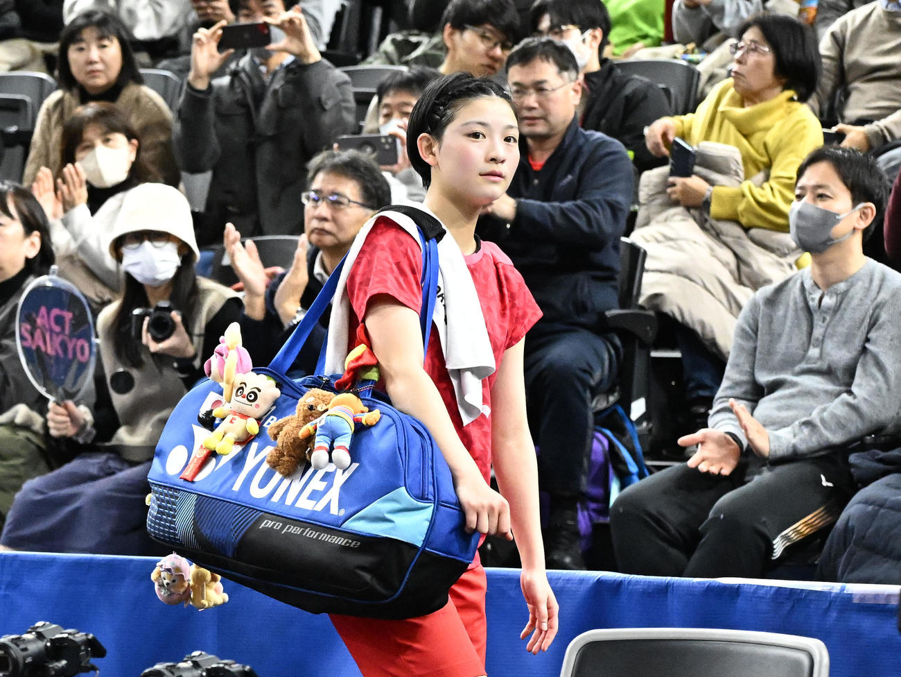女子シングルス準決勝　決勝進出を決め、引き揚げる宮崎（撮影・千葉一成）