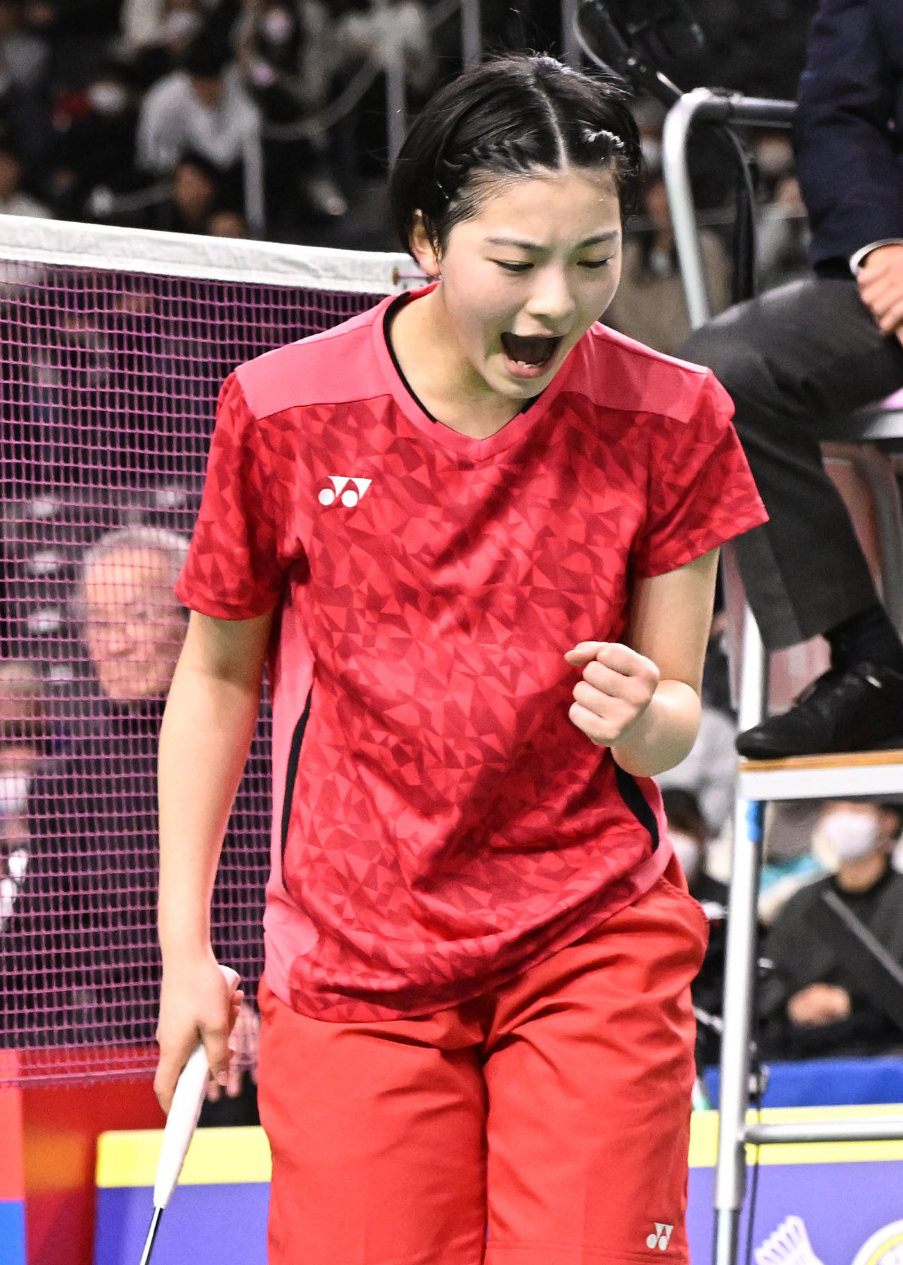 女子シングルス準決勝　ポイントを奪いガッツポーズする宮崎（撮影・千葉一成）