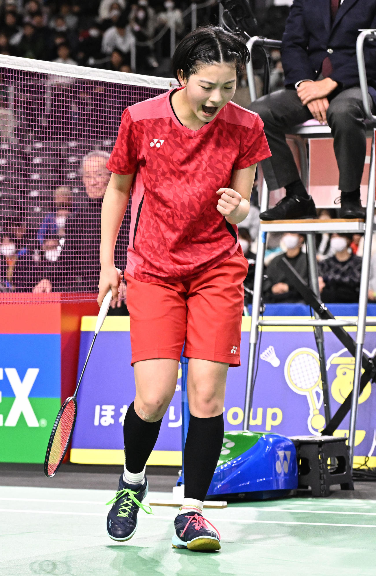 女子シングルス準決勝　ポイントを奪いガッツポーズする宮崎（撮影・千葉一成）
