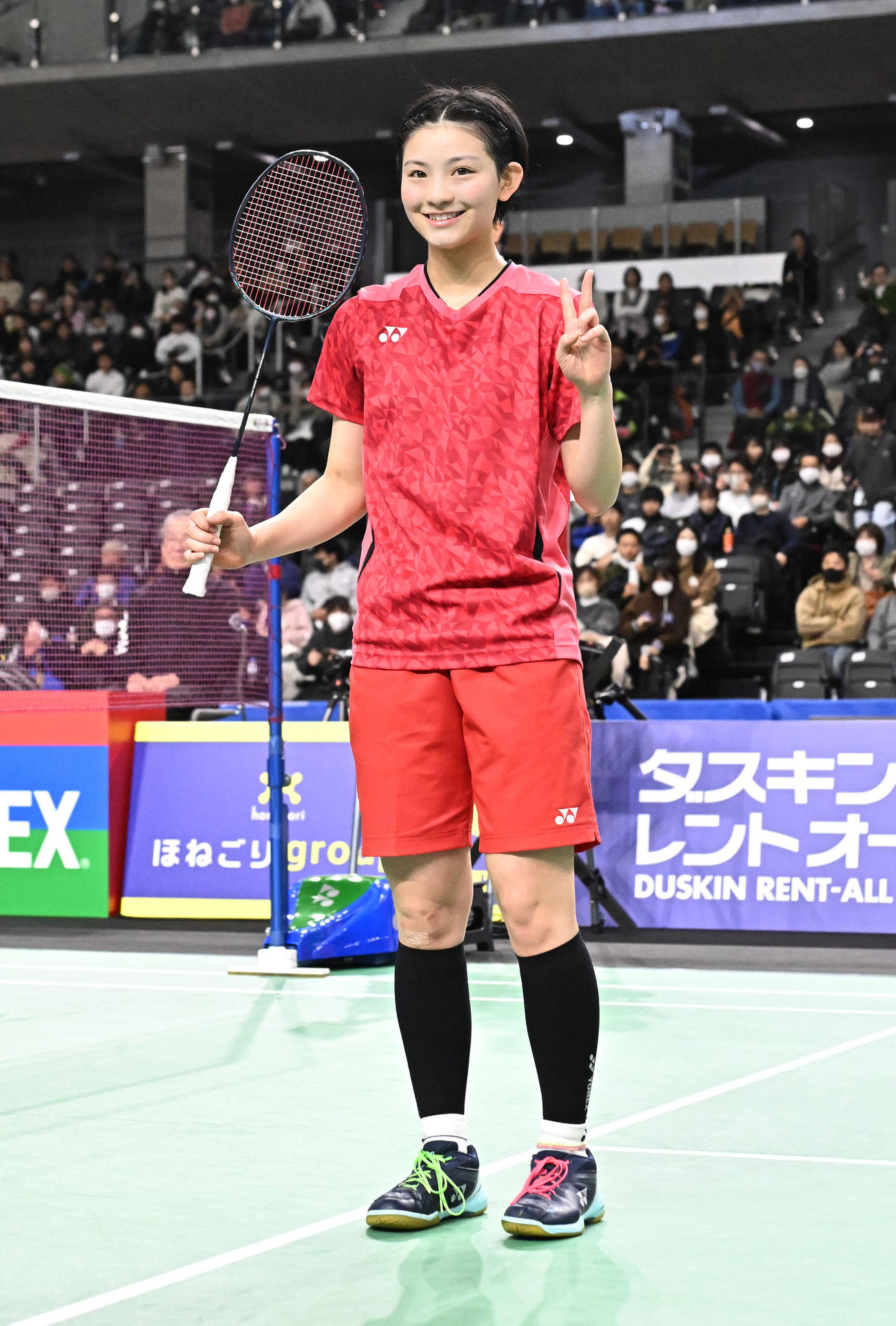 女子シングルス準決勝　決勝進出を決め、ピースサインで写真撮影に応じる宮崎（撮影・千葉一成）