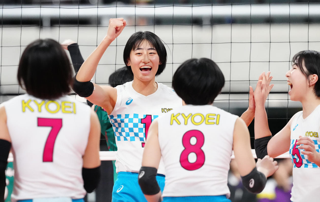 女子2回戦　福井工大福井対共栄学園　得点で喜ぶ共栄学園・秋本（中央左）（撮影・江口和貴）