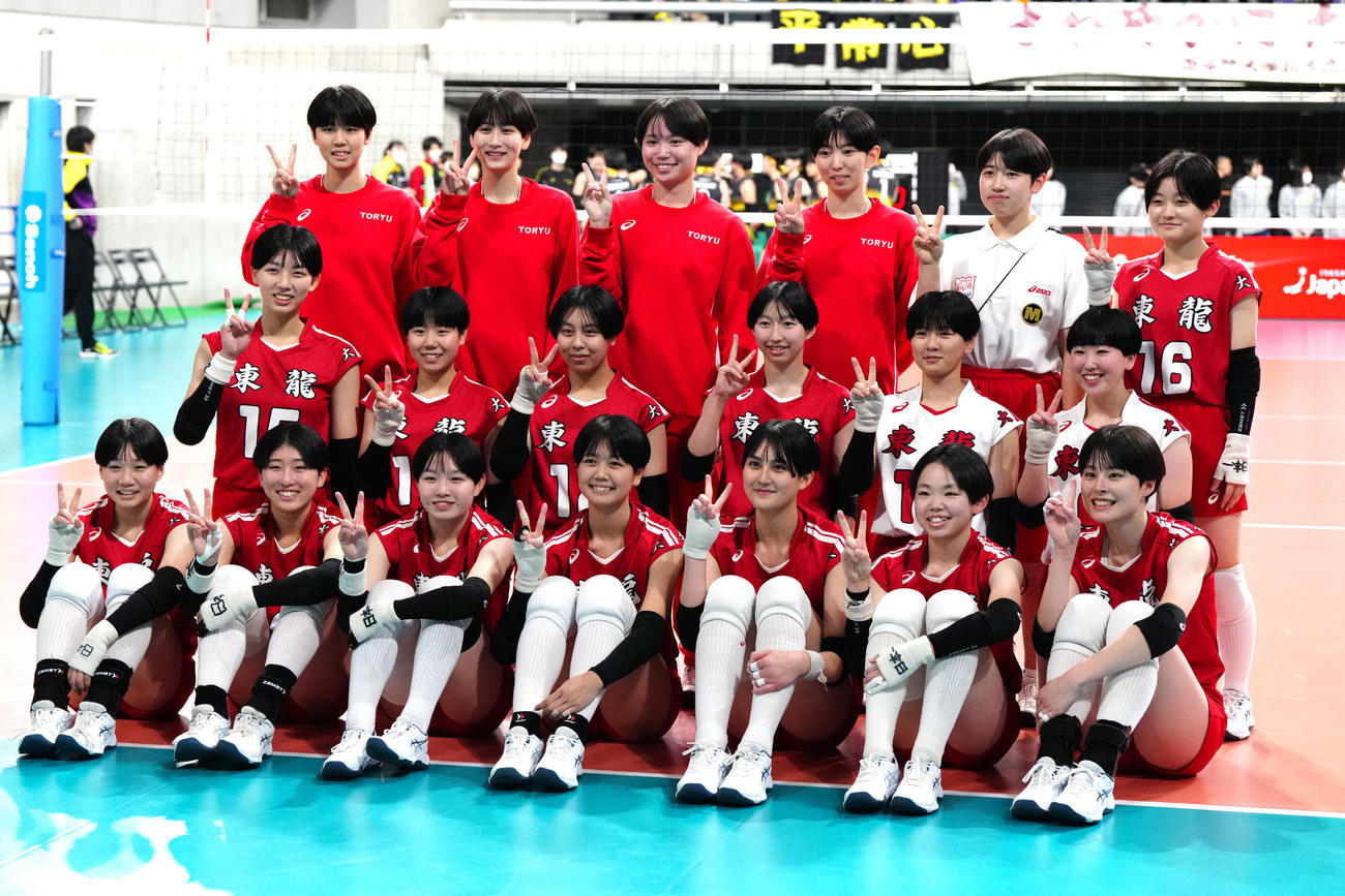 女子2回戦　国学院栃木対東九州龍谷　試合前、集合写真に納まる東九州龍谷の選手たち（撮影・江口和貴）