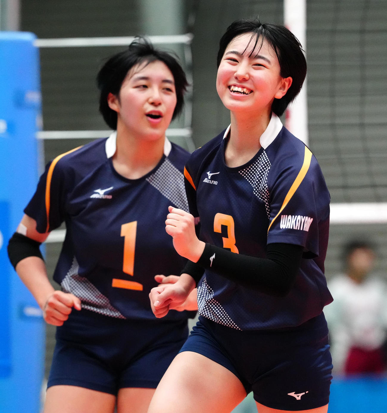 女子2回戦　開智対明徳義塾　得点で笑顔を見せる開智・内田（右）（撮影・江口和貴）