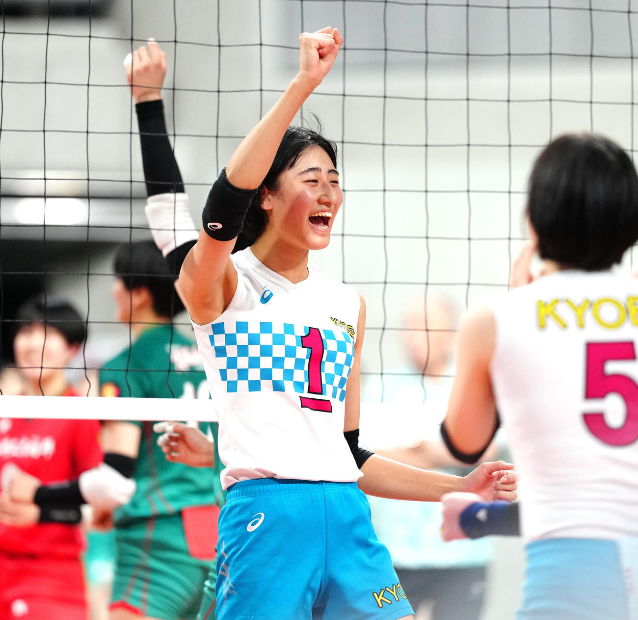 女子2回戦　福井工大福井対共栄学園　得点で喜ぶ共栄学園・秋本（左）（撮影・江口和貴）