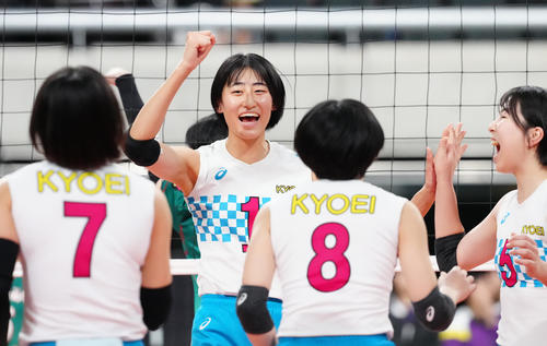 女子2回戦　福井工大福井対共栄学園　得点で喜ぶ共栄学園・秋本（中央左）（撮影・江口和貴）