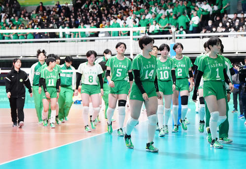 女子2回戦　大阪国際対八王子実践　大阪国際に敗れ、引き揚げる八王子実践の選手たち（撮影・江口和貴）