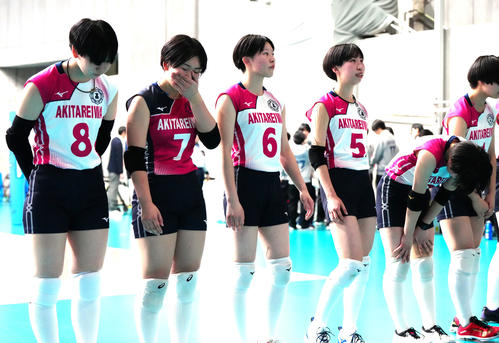 女子2回戦　秋田令和対狭山ケ丘　狭山ケ丘に敗れ、厳しい表情であいさつする秋田令和の選手たち（撮影・江口和貴）