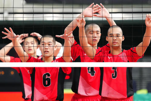 男子2回戦　駒大高戦に臨む川内商工の選手たち（撮影・江口和貴）
