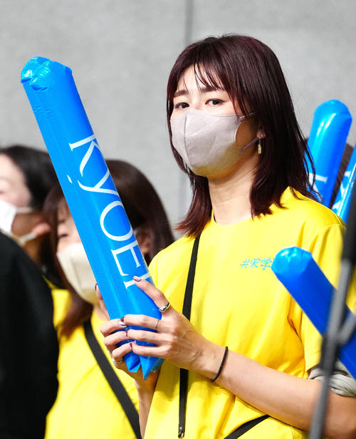 女子2回戦　福井工大福井対共栄学園　応援する共栄学園・秋本の母愛さん（撮影・江口和貴）