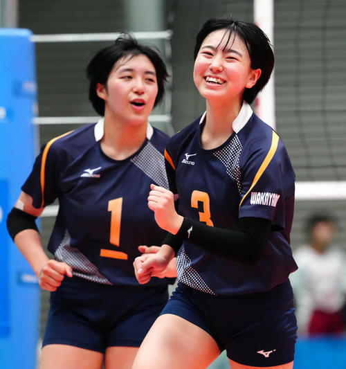 女子2回戦　開智対明徳義塾　得点で笑顔を見せる開智・内田（右）（撮影・江口和貴）