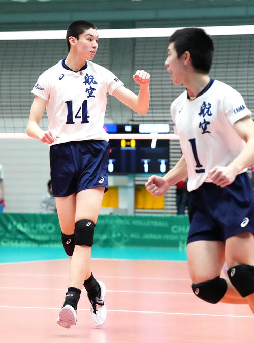 男子2回戦　東北戦に臨む日本航空・バト・エルデネ（左）（撮影・江口和貴）