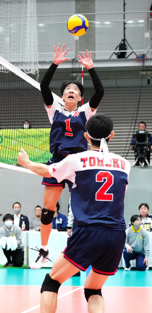 男子2回戦　日本航空戦でトスを上げる東北・瀬川（撮影・江口和貴）