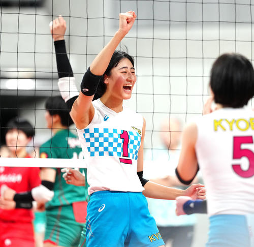 女子2回戦　福井工大福井対共栄学園　得点で喜ぶ共栄学園・秋本（左）（撮影・江口和貴）