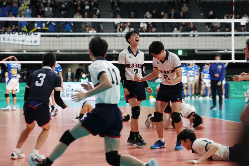 鳥取中央育英対慶応　勝利し歓喜する慶応の選手たち（撮影・宮地輝）