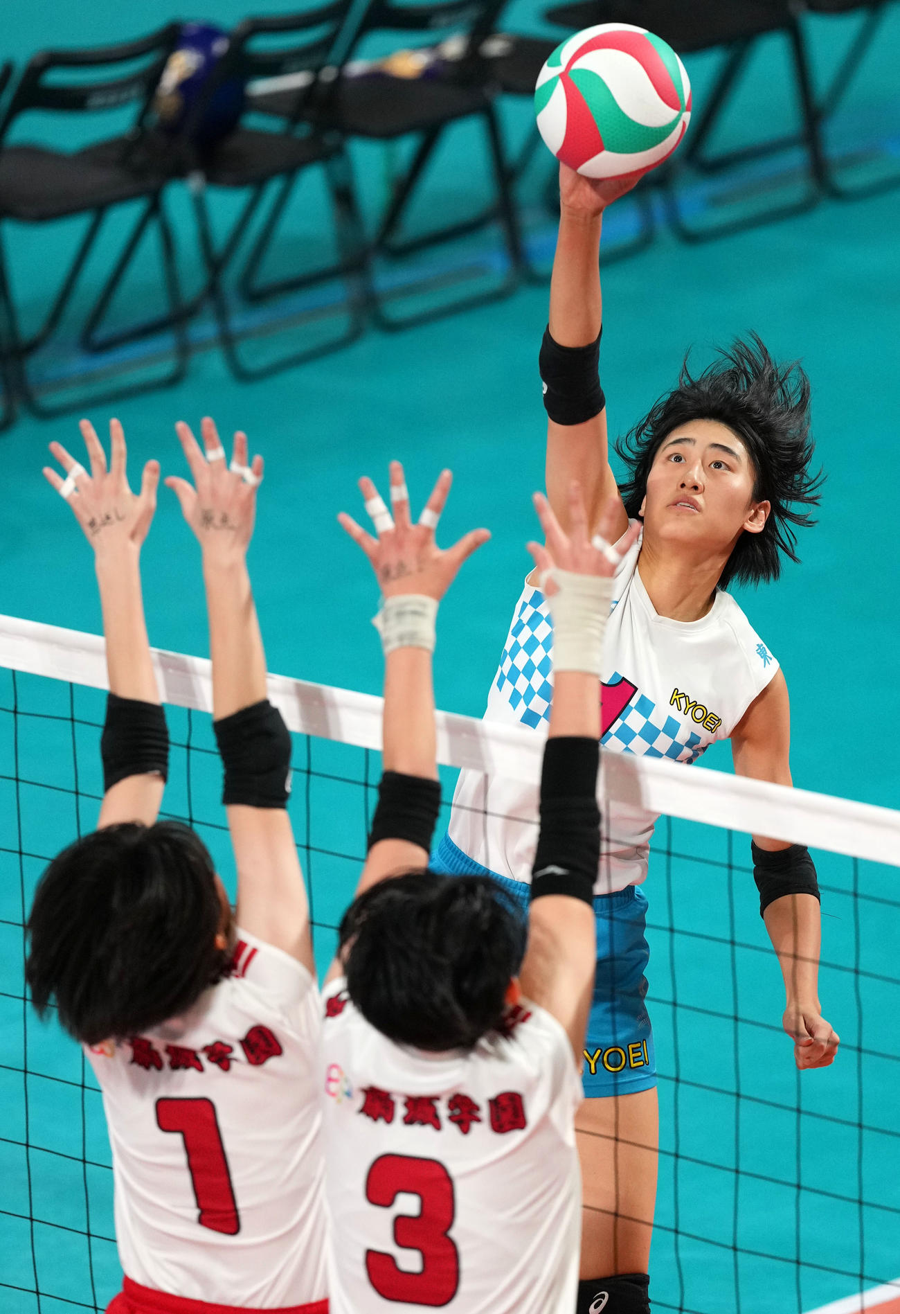 共栄学園対東九州龍谷　第2セット、スパイクを決める共栄学園・秋本（撮影・横山健太）