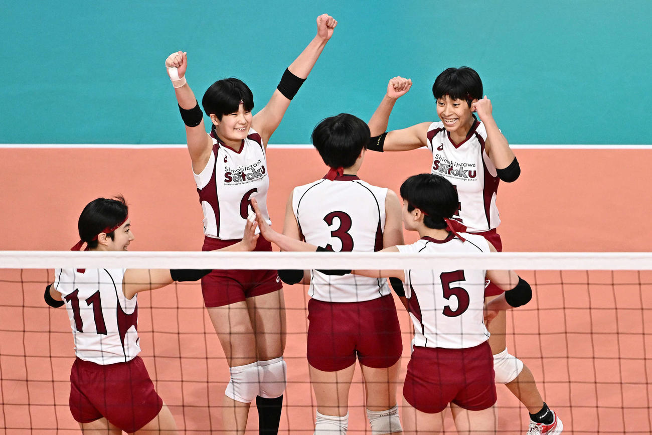 下北沢成徳対誠英　ポイントを奪い喜ぶ下北沢成徳・イェーモン（後方右）ら選手たち（撮影・滝沢徹郎）