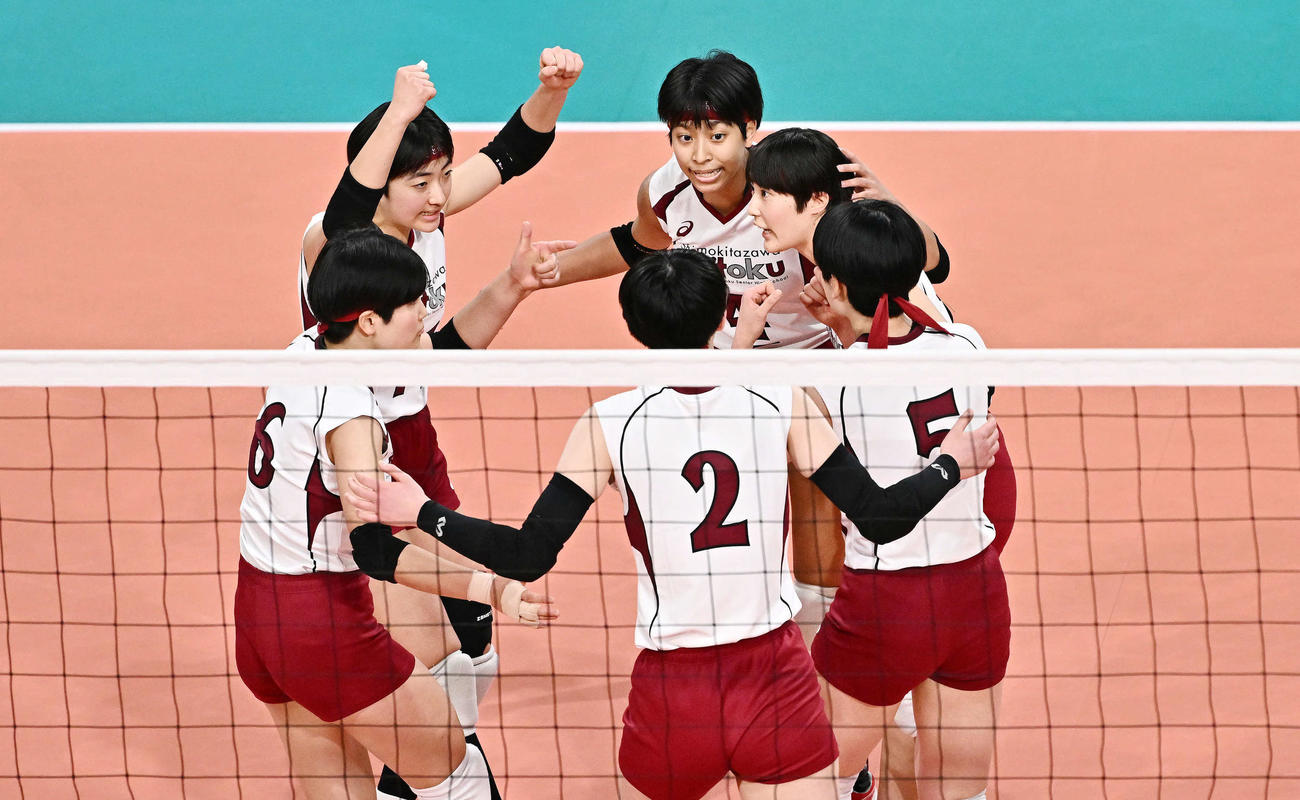 下北沢成徳対誠英　ポイントを奪い喜ぶ下北沢成徳・イェーモン（後方中央）ら選手たち（撮影・滝沢徹郎）