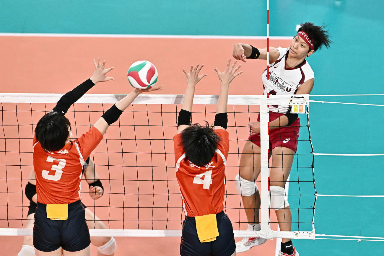 下北沢成徳対誠英　スパイクを放つ下北沢成徳・イェーモン（右）（撮影・滝沢徹郎）