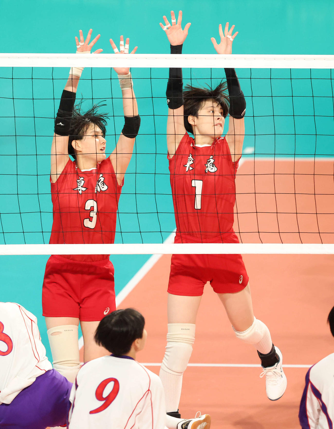松山東雲対東九州龍谷　第1セット、ブロックに入る東九州龍谷・忠願寺莉（左）と忠願寺風（撮影・河田真司）